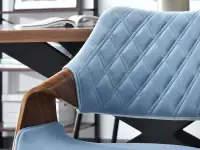 Krzesło RENZO NIEBIESKIE z weluru i DREWNA ORZECH - charakterystyczne detale