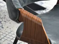 Krzesło RENZO SZARE Z ORZECHOWYM drewnem giętym - charakterystyczne detale