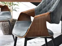 Krzesło RENZO SZARE Z ORZECHOWYM drewnem giętym - charakterystyczne detale
