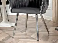 Srebrne krzesło ROSA Z GRAFITOWĄ TAPICERKĄ WELUROWĄ - charakterystyczne detale