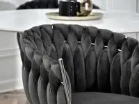 Srebrne krzesło ROSA Z GRAFITOWĄ TAPICERKĄ WELUROWĄ - charakterystyczne detale