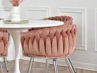 Krzesło na srebrnej ramie ROSA PUDROWY WELUR - charakterystyczne detale