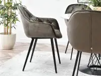 Krzesło metaliczne SABA SZARY METALICZNY z aksamitu - bok w aranżacji