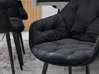 Krzesło z podłokietnikami SABA CZARNE z pikowanego weluru - komfortowe podłokietniki
