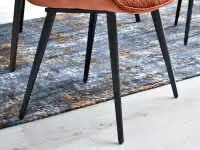 Krzesło kubełkowe SABA MIEDZIANE welurowe na czarnych nogach - stabilna podstawa