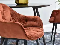 Krzesło kubełkowe SABA MIEDZIANE welurowe na czarnych nogach - charakterystyczne detale
