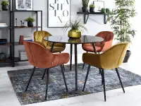 Krzesło glamour SABA ZŁOTE pikowane jajo z weluru do jadalni - w aranżacji ze stołem TILIA i regałami OTTO
