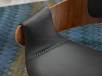 Eleganckie krzesło z drewna giętego TWIG czarny-orzech - charakterystyczne detale