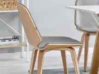 Krzesło VINCE z bukowego drewna gięte i szarej tkaniny - tył w aranżacji