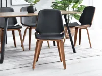 Drewniane krzesło VINCE ORZECH - CZARNA SKÓRA - przód w aranżacji