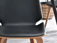 Drewniane krzesło VINCE ORZECH - CZARNA SKÓRA - charaktersytyczne detale