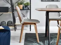 Krzesło tapicerowane z drewna giętego VINCE orzech - szare - w aranżacji z regałami GEFION i stołem ISOLA
