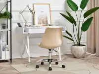 Wygodne krzesło obrotowe LUIS MOVE BEŻOWY- CHROM - w aranżacji z biurkiem BORAS