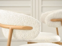 Krzesło modern classic IZOLDA KREM BOCULE NOGI DĄB - organiczny kształt podstawy