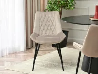 Wygodne krzesło welurowe ADEL BEŻ - CZARNY - pikowane krzesło, poza z przodu