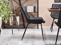 Krzesło ze skóry ekologicznej czarne ADEL NOGA METAL - bok w aranżacji
