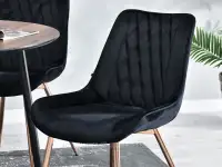 Krzesło czarne welurowe ADEL NA MIEDZIANEJ PODSTAWIE DO JADALNI - wygodne siedzisko