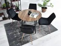 Krzesło czarne welurowe ADEL NA MIEDZIANEJ PODSTAWIE DO JADALNI - w aranżacji ze stołem VERDO i regałami HARPER