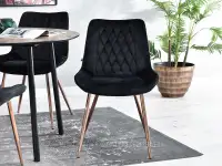 Krzesło czarne welurowe ADEL NA MIEDZIANEJ PODSTAWIE DO JADALNI - w aranżacji ze stołem VERDO i regałami HARPER