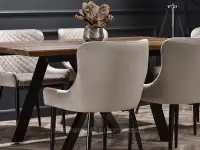 Beżowe welurowe krzesło pikowane ADORA - CZARNY - welurowe krzesła do salonu