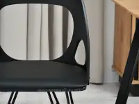 Ażurowe krzesło loftowe AIDA CZARNE DREWNO EKO-SKÓRA - detale