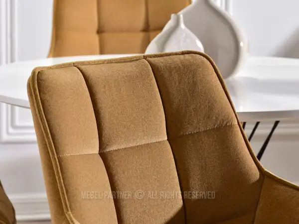 Krzesło pikowane w miodowym kolorze