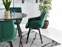 Zielone krzesło obrotowe tapicerka welur ARUBA - CZARNE NOGI - w aranżacji ze stołem TILIA