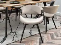Czarne krzesło gięte BENT tapicerowane beżowym welurem - krzesła gięte drewno