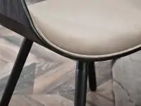 Czarne krzesło gięte BENT tapicerowane beżowym welurem - tkanina welurowa