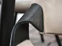 Czarne krzesło gięte BENT tapicerowane beżowym welurem - drewno gięta