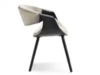 Czarne krzesło gięte BENT tapicerowane beżowym welurem - bok