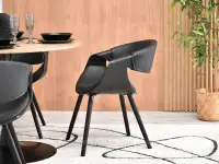 Drewniane krzesło gięte BENT CZARNY EKO-SKÓRA -  bok w aranżacji ze stołem CRISTOBAL