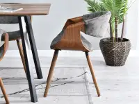 Modne krzesło gięte drewo BENT SZARA TKANINA - ORZECH - w aranżacji ze stołem TITO i regałami HARPER