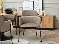 Krzesło welurowe tapicerowane BIAGIO BEŻOWE Z CZARNYMI NOGAMI - przód krzesła