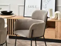 Krzesło welurowe tapicerowane BIAGIO BEŻOWE Z CZARNYMI NOGAMI - komfortowe siedzisko