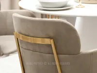 Krzesło fotelowe tapicerowane BIAGIO BEŻOWE ZŁOTA NOGA - stylowe wykończenie