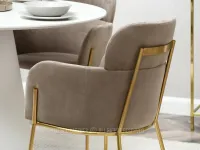 Krzesło fotelowe tapicerowane BIAGIO BEŻOWE ZŁOTA NOGA - złote detale 