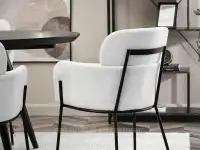 Eleganckie krzesło boucle do jadalni BIAGIO BIAŁY-CZARNY -  białe krzesło z czarną podstawą