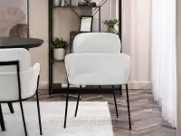 Eleganckie krzesło boucle do jadalni BIAGIO BIAŁY-CZARNY - białe krzesło tapicerowane
