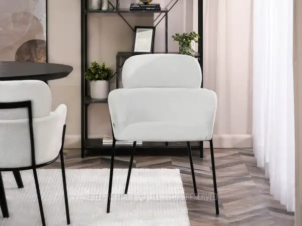 Białe krzesło boucle - design w połączeniu z wygodą