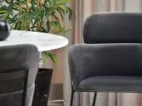 Eleganckie krzesło z weluru BIAGIO GRAFITOWE NA CZARNYM STELAŻU - charakterystyczne detale