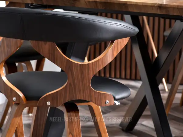 Drewniane krzesła ażurowe do jadalni