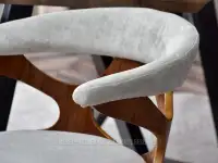 Drewniane krzesło do jadalni BONITO POPIEL NOGA - ORZECH - miękkie podłokietniki 