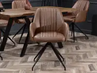 Obrotowe krzesło z ekoskóry CHIARA BRĄZ - CZARNY - w aranżacji ze stołem TIMOR