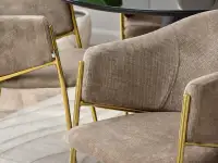 Krzesło tapicerowane beżowe CLOE NA ZŁOTYCH NOGACH - jasne krzesło do stołu