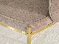 Beżowe krzesło na złotych nogach FELICE do jadalni - charakterystyczne detale