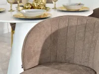Beżowe krzesło na złotych nogach FELICE do jadalni - charakterystyczne detale