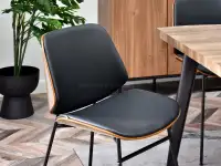 Krzesło z drewna JORDI ORZECH CZARNA EKOSKÓRA - czarne krzesło do salonu