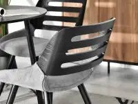 Krzesło tapicerowane tkaniną KANSAS SZARE I CZARNE NOGI - ażurowe oparcie