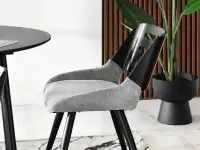 Krzesło tapicerowane tkaniną KANSAS SZARE I CZARNE NOGI - bok siedziska